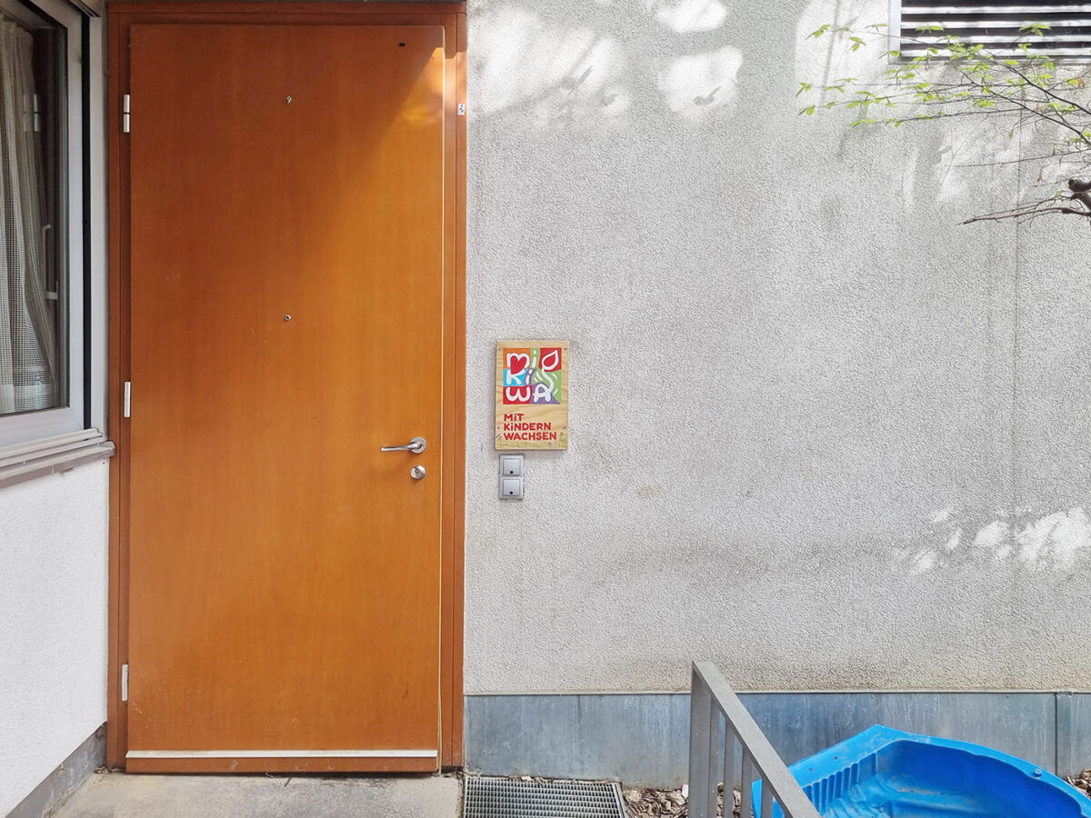 Mikiwa Kindergarten Tรผr mit Schild