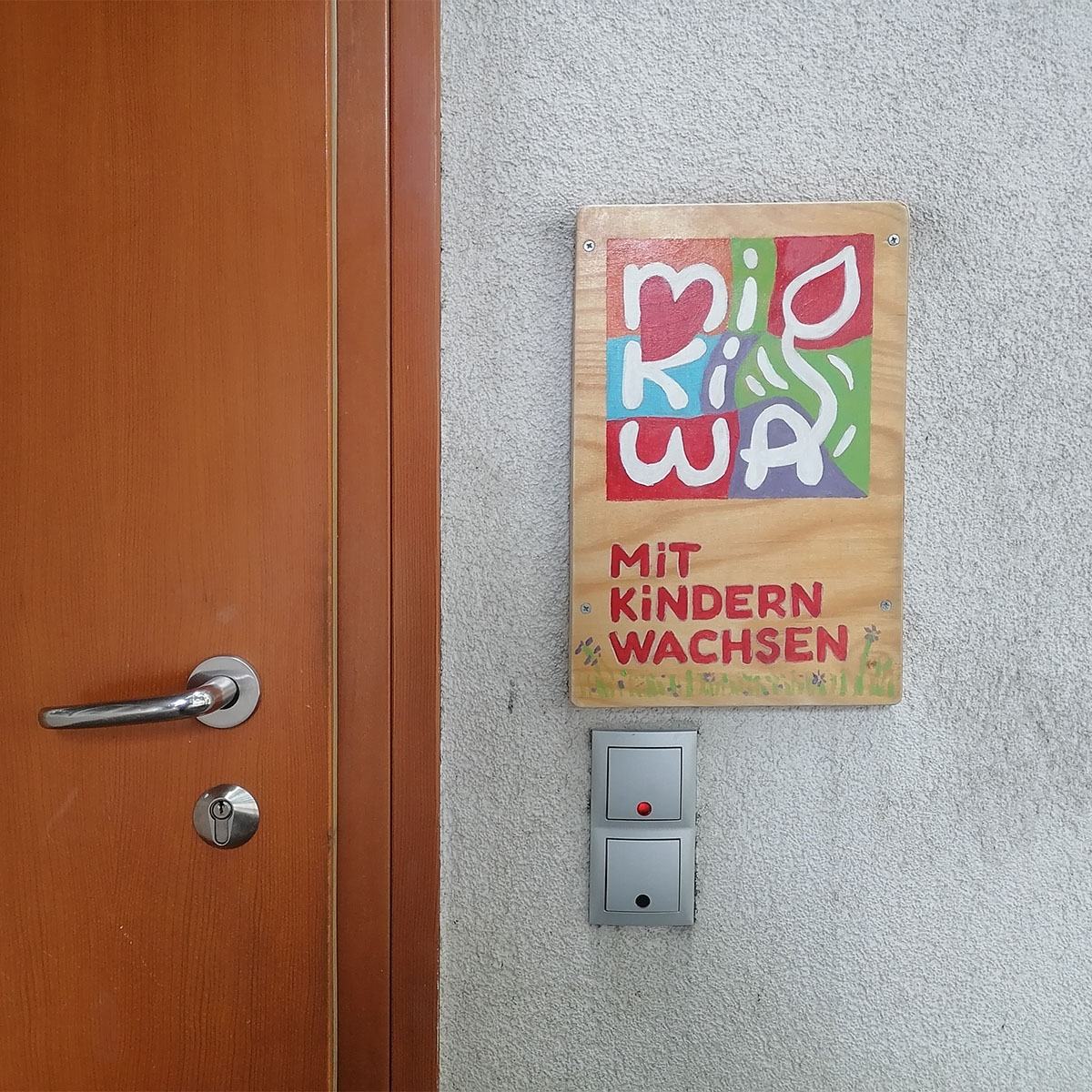 Mikiwa Kindergarten Tรผr mit Schild